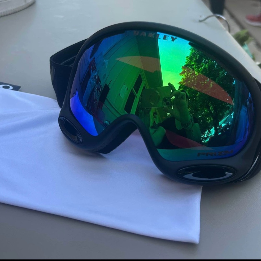 Oakley Prizm Snowboarding Googles with Blue and Green Lens